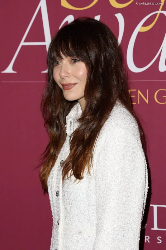 Elizabeth Olsen photo 2 of 2302