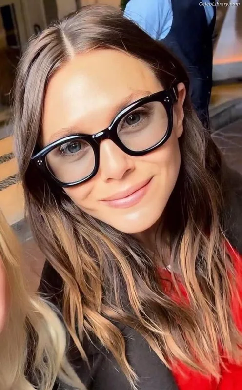 Elizabeth Olsen photo 17 of 2302