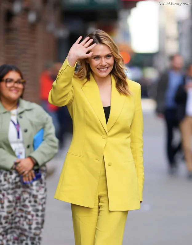 Elizabeth Olsen photo 21 of 2302