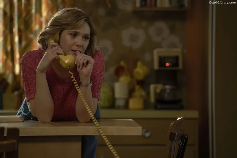Elizabeth Olsen photo 2 of 2302