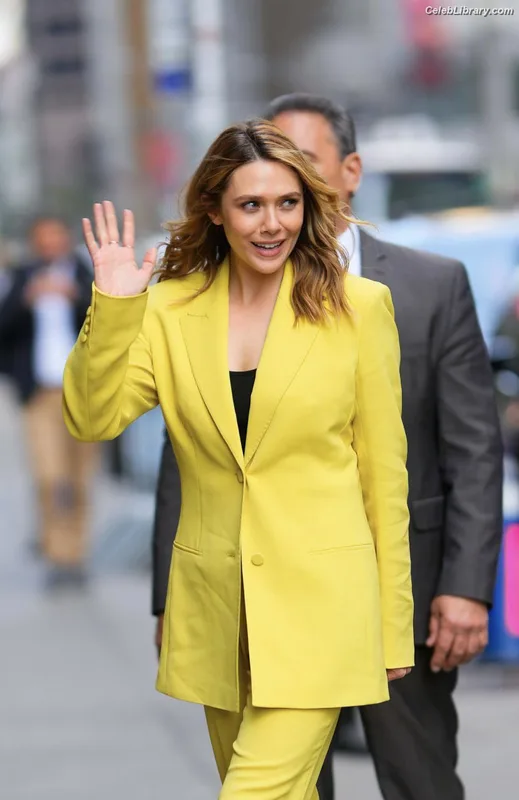 Elizabeth Olsen photo 5 of 2302