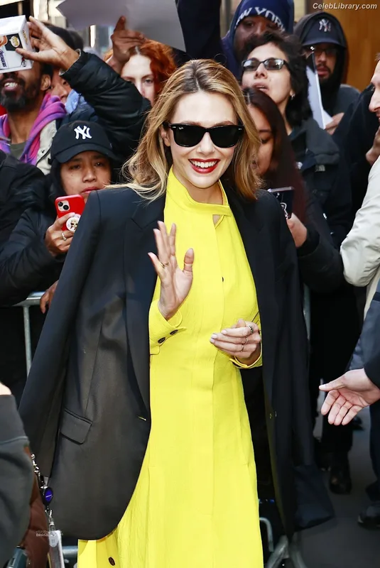 Elizabeth Olsen photo 6 of 2302
