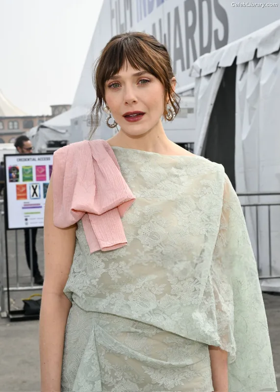 Elizabeth Olsen photo 16 of 2302
