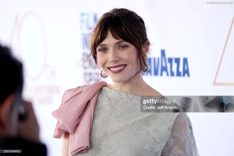 Elizabeth Olsen photo 19 of 2302