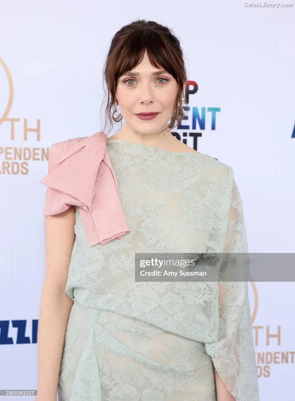Elizabeth Olsen photo 20 of 2302