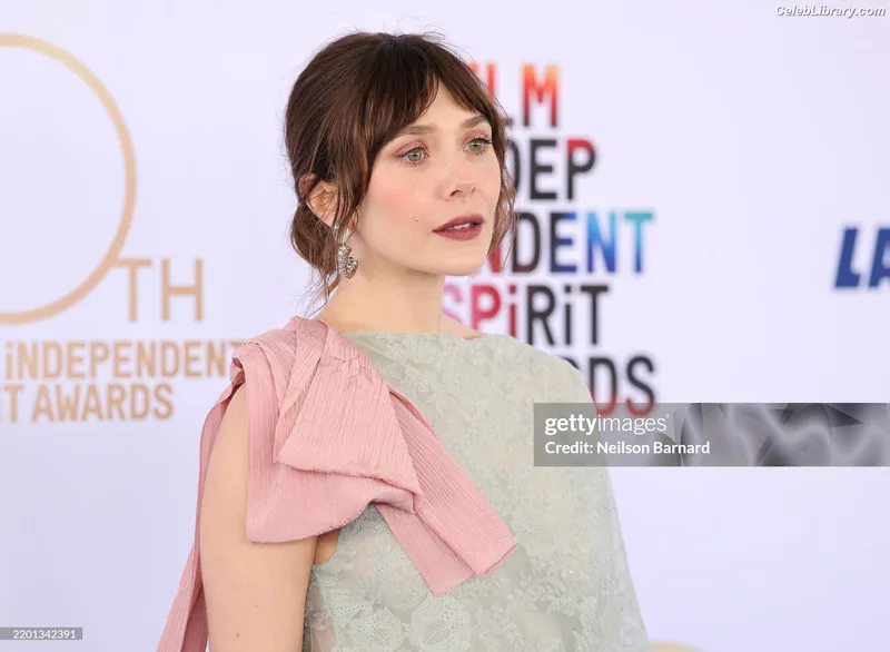 Elizabeth Olsen photo 21 of 2302