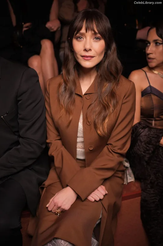 Elizabeth Olsen photo 1 of 2302