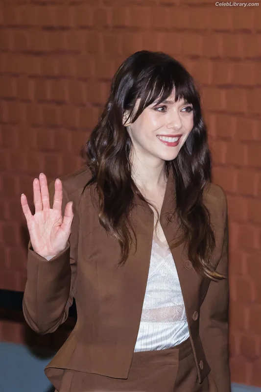 Elizabeth Olsen photo 12 of 2302