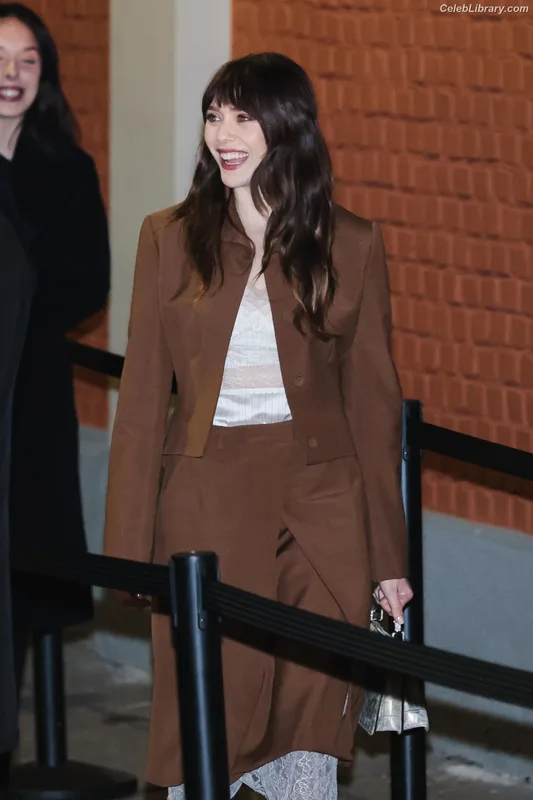 Elizabeth Olsen photo 14 of 2302