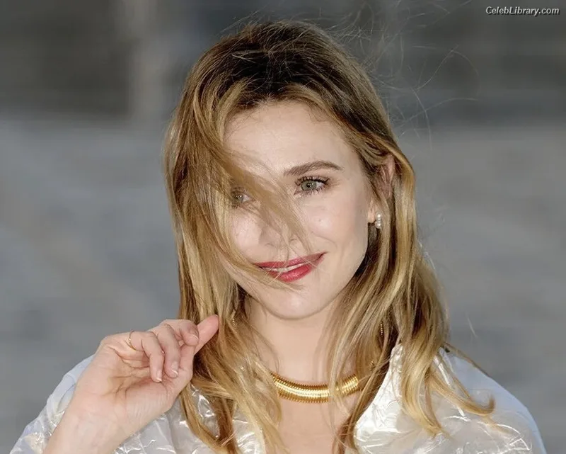 Elizabeth Olsen photo 2 of 2302