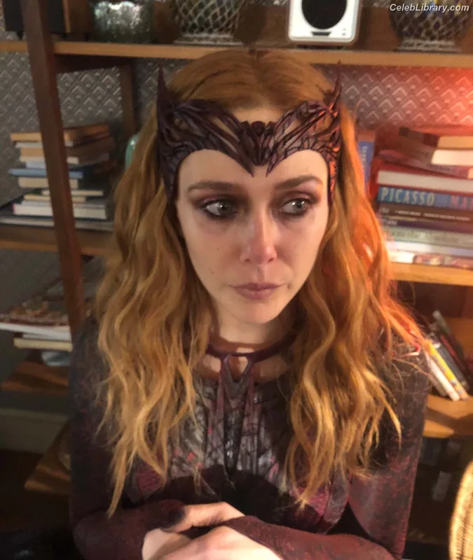 Elizabeth Olsen photo 5 of 2302