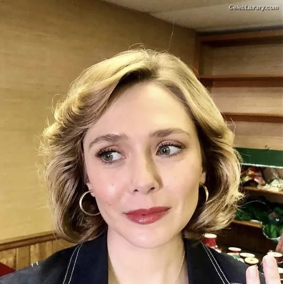 Elizabeth Olsen photo 7 of 2302