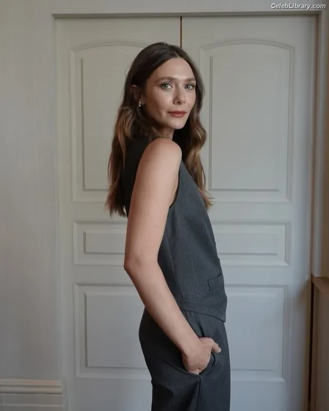 Elizabeth Olsen photo 12 of 2302