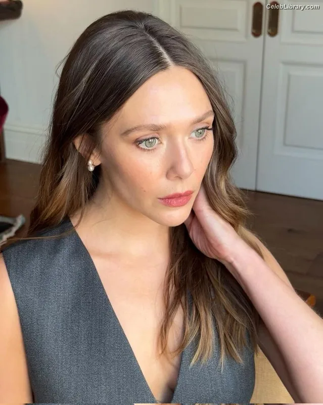 Elizabeth Olsen photo 14 of 2302