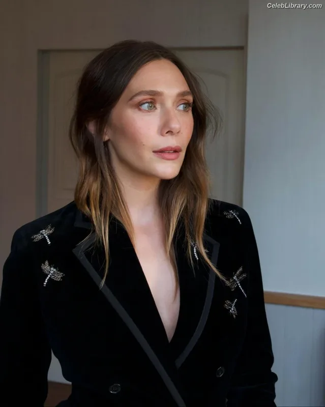 Elizabeth Olsen photo 16 of 2302