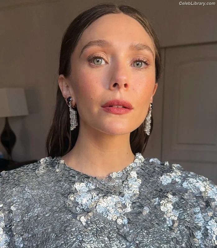Elizabeth Olsen photo 24 of 2302