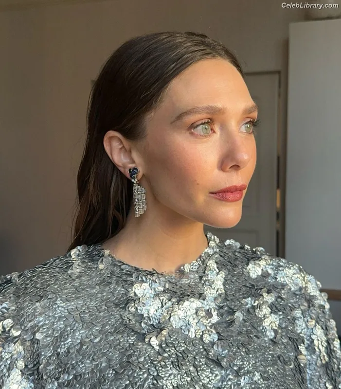 Elizabeth Olsen photo 1 of 2302