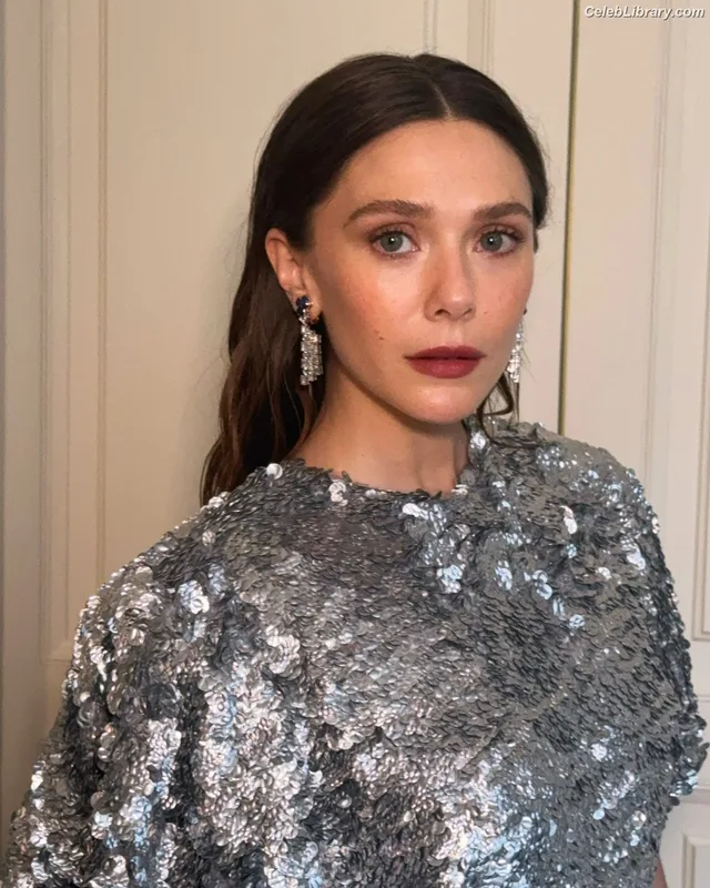 Elizabeth Olsen photo 2 of 2302
