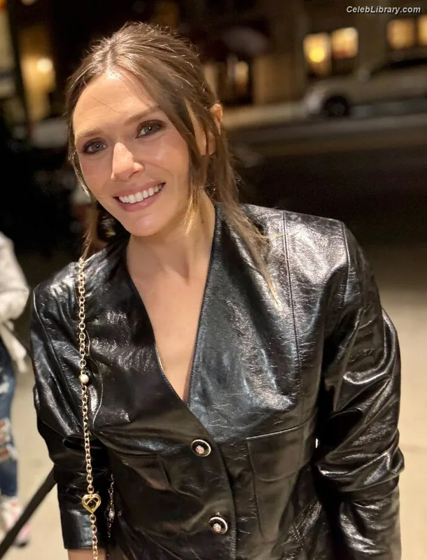 Elizabeth Olsen photo 4 of 2302