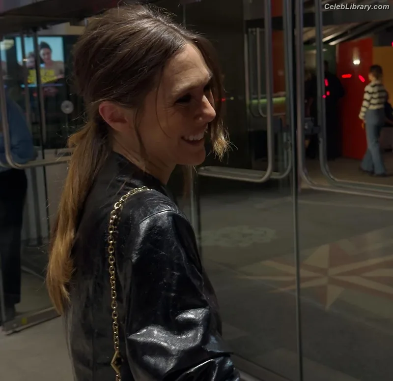 Elizabeth Olsen photo 5 of 2302