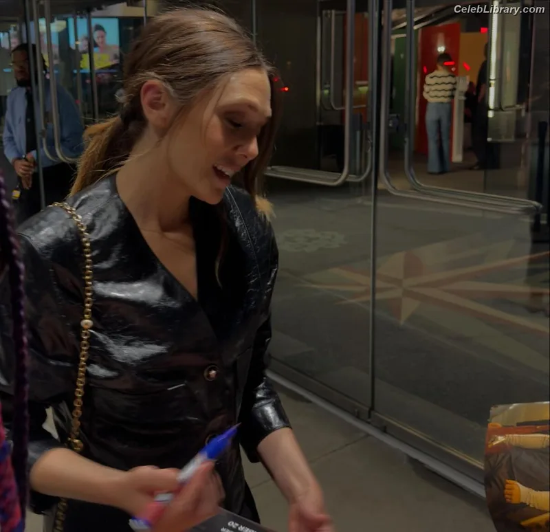 Elizabeth Olsen photo 7 of 2302