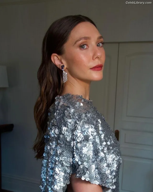 Elizabeth Olsen photo 8 of 2302