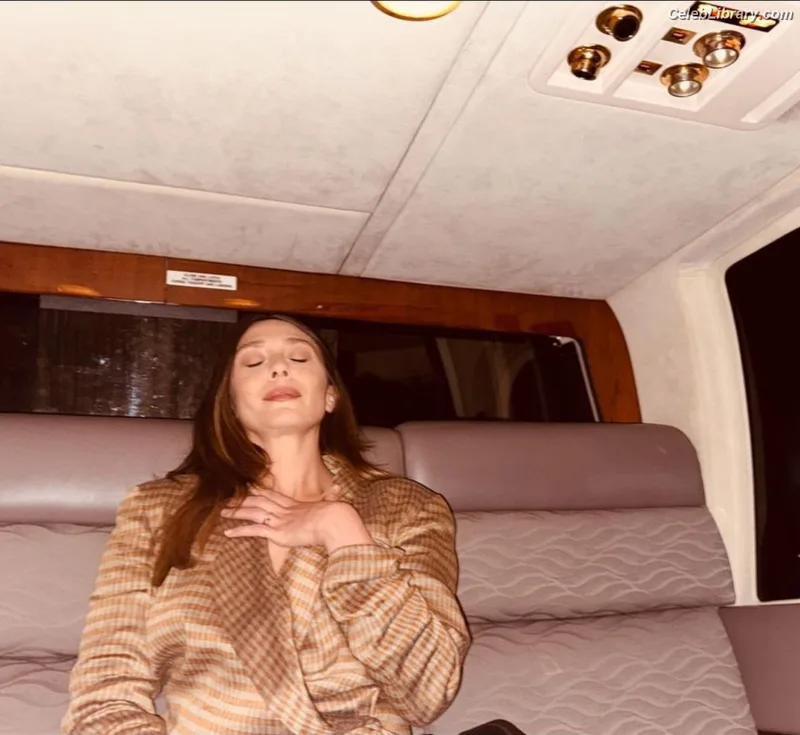 Elizabeth Olsen photo 11 of 2302