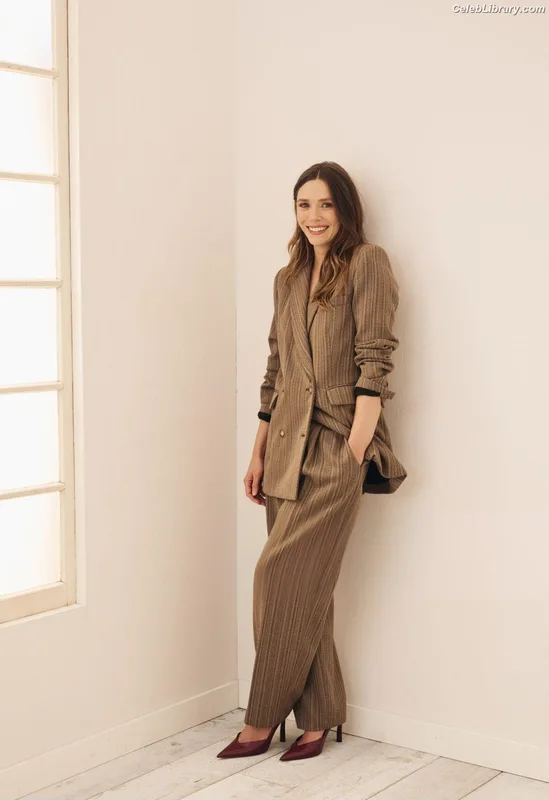 Elizabeth Olsen photo 16 of 2302