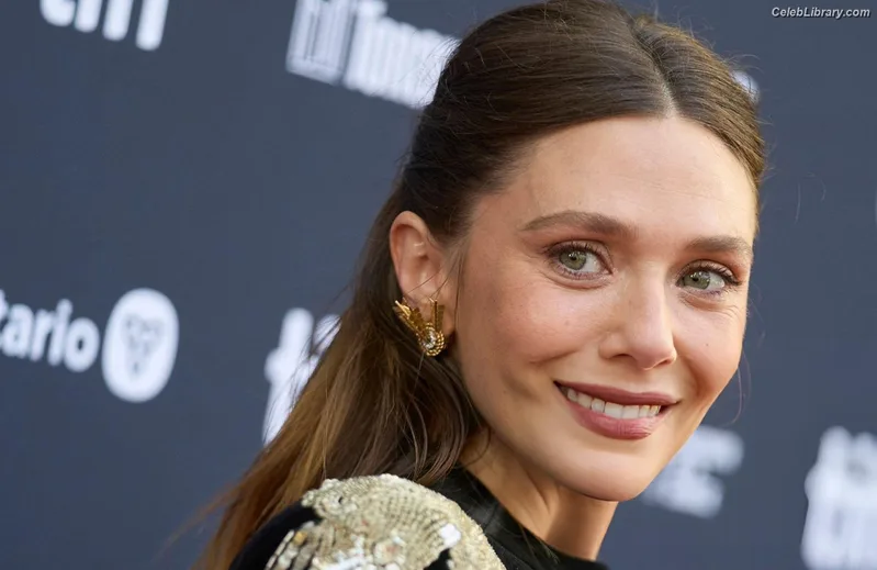 Elizabeth Olsen photo 21 of 2302