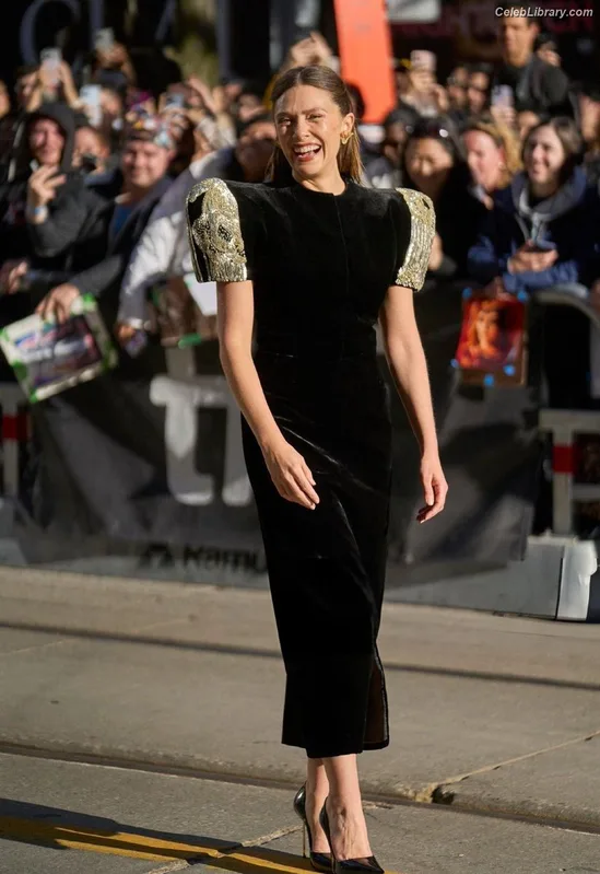 Elizabeth Olsen photo 1 of 2302