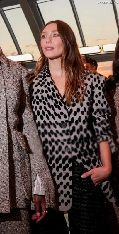 Elizabeth Olsen photo 4 of 2302