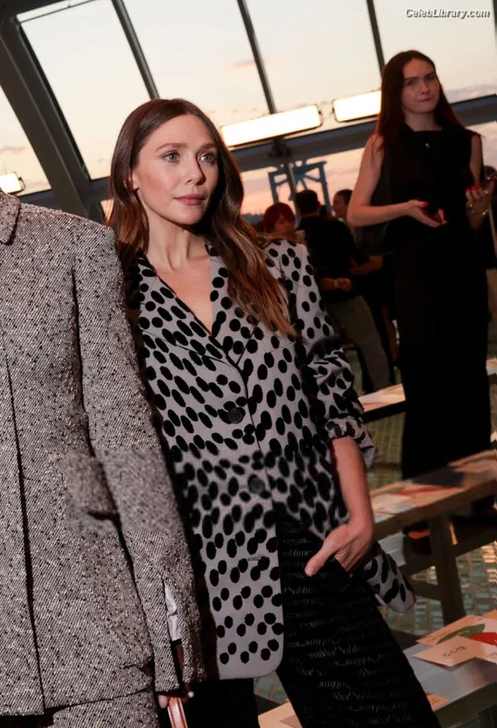 Elizabeth Olsen photo 6 of 2302