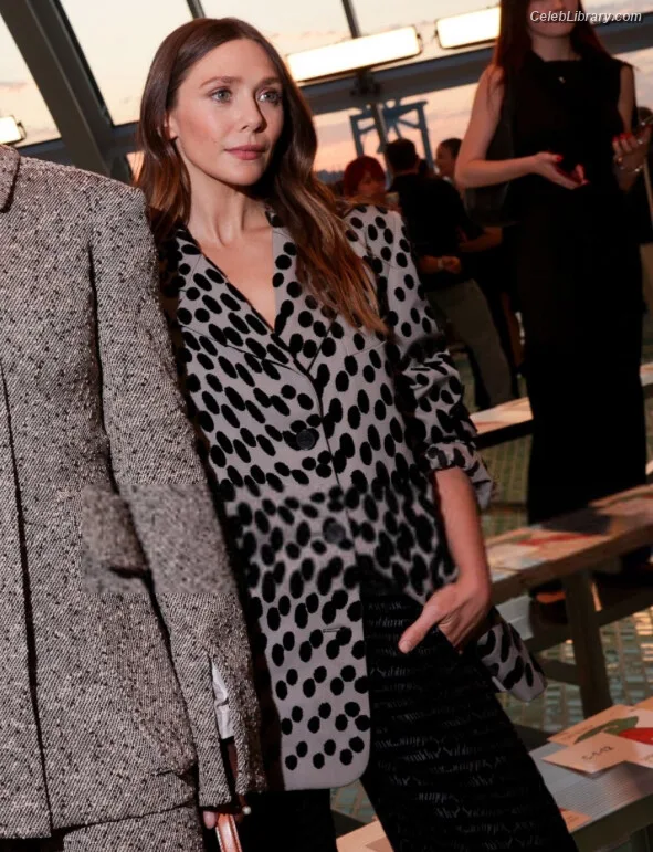 Elizabeth Olsen photo 9 of 2302