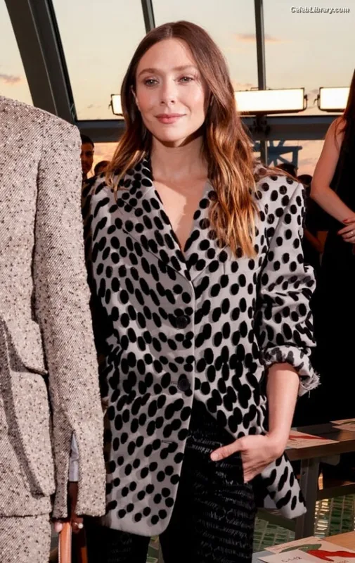 Elizabeth Olsen photo 12 of 2302
