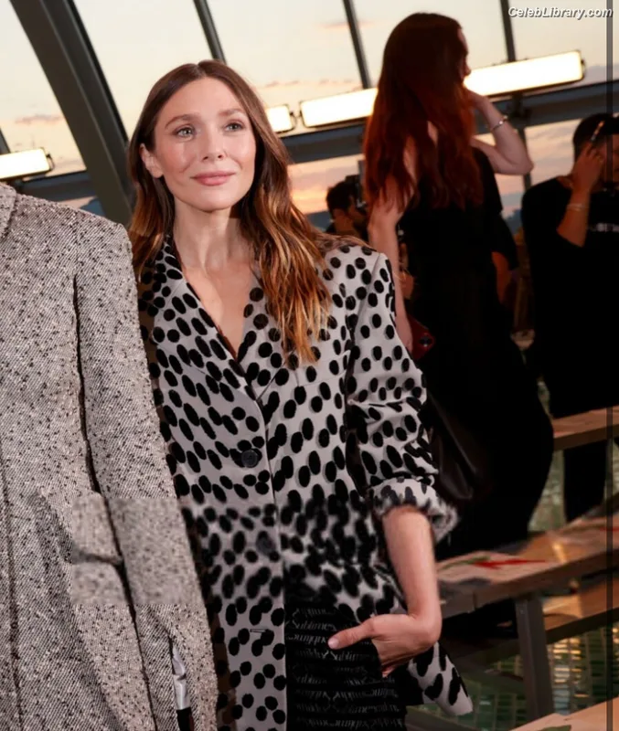 Elizabeth Olsen photo 16 of 2302