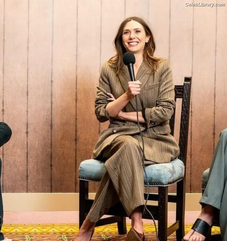 Elizabeth Olsen photo 20 of 2302