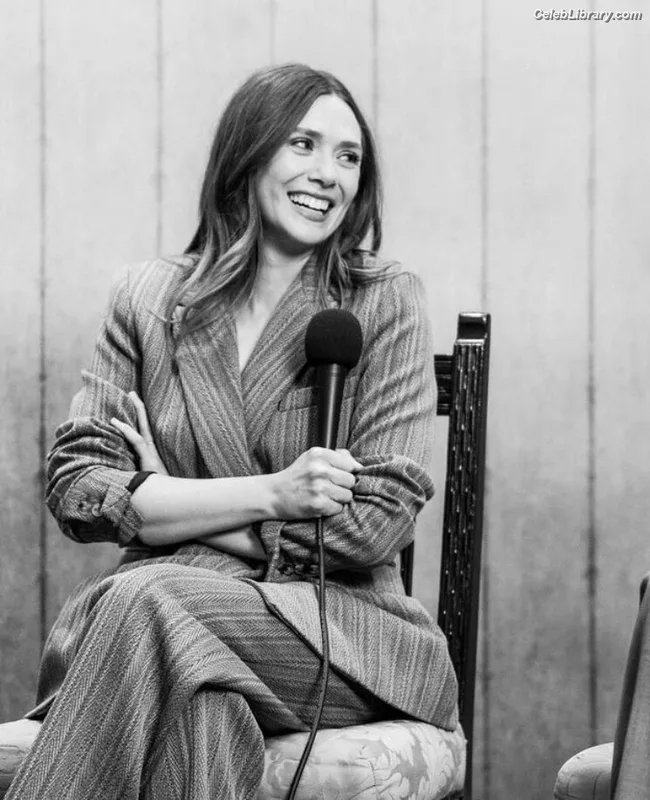 Elizabeth Olsen photo 21 of 2302