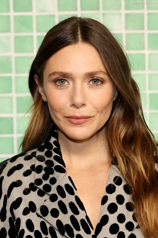 Elizabeth Olsen photo 4 of 2302