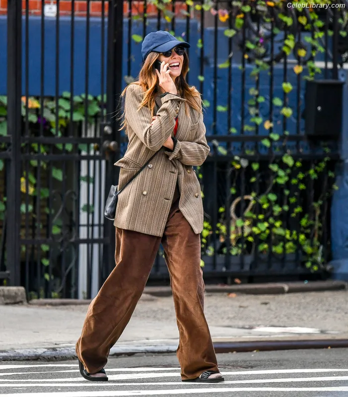 Elizabeth Olsen photo 10 of 2302