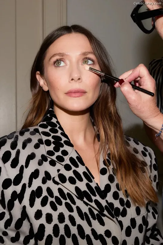 Elizabeth Olsen photo 17 of 2302
