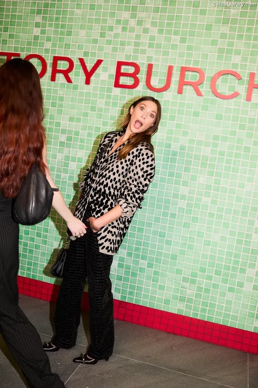 Elizabeth Olsen photo 20 of 2302