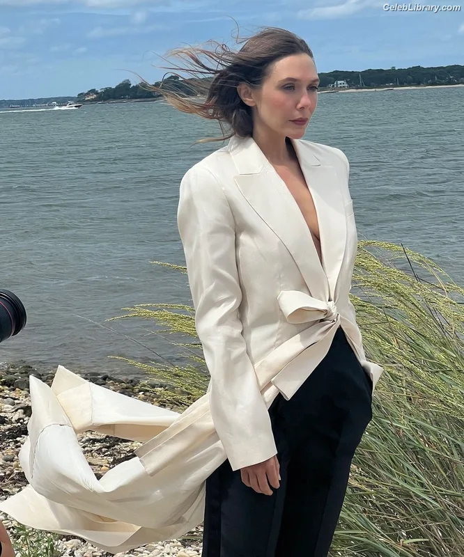 Elizabeth Olsen photo 11 of 2302