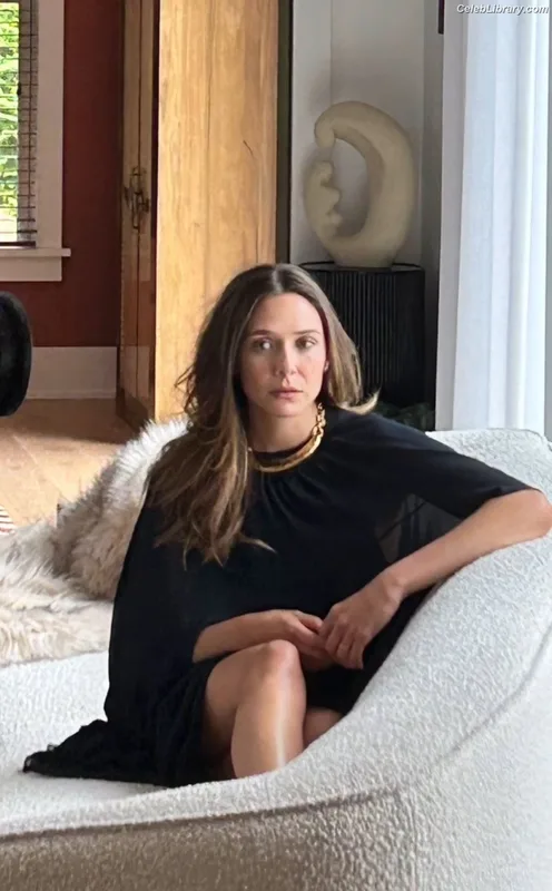 Elizabeth Olsen photo 14 of 2302