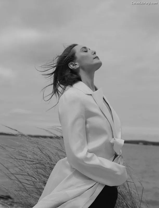 Elizabeth Olsen photo 15 of 2302