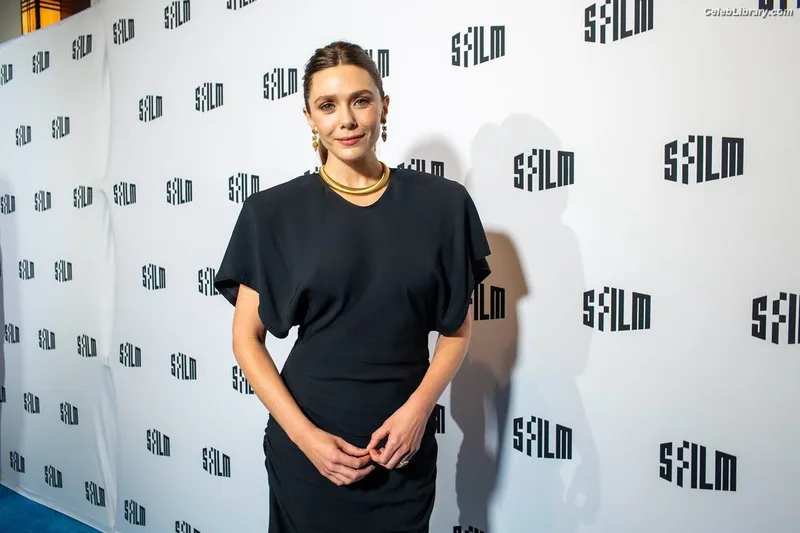 Elizabeth Olsen photo 16 of 2302