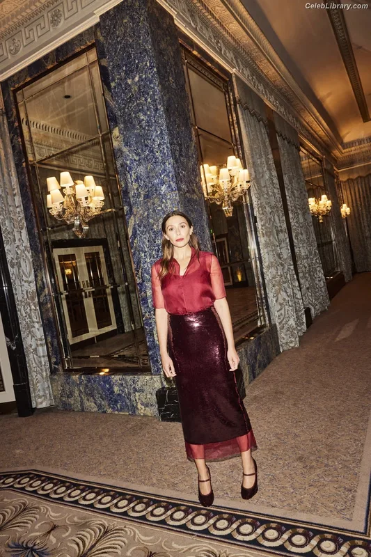 Elizabeth Olsen photo 1 of 2302