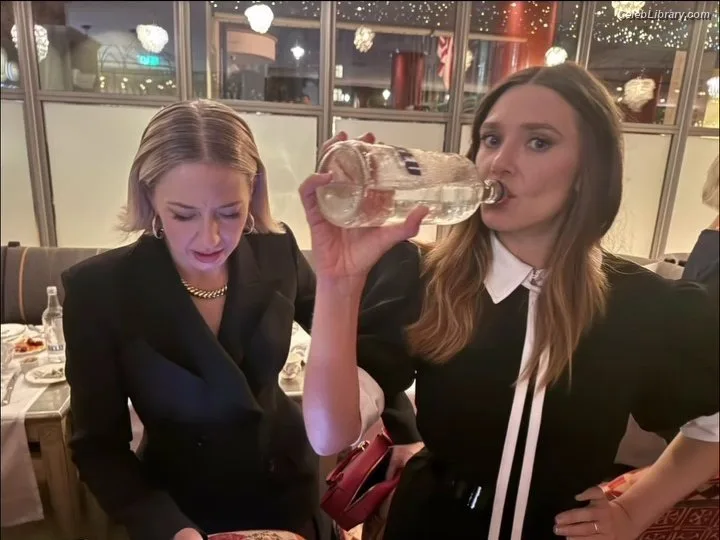 Elizabeth Olsen photo 14 of 2302