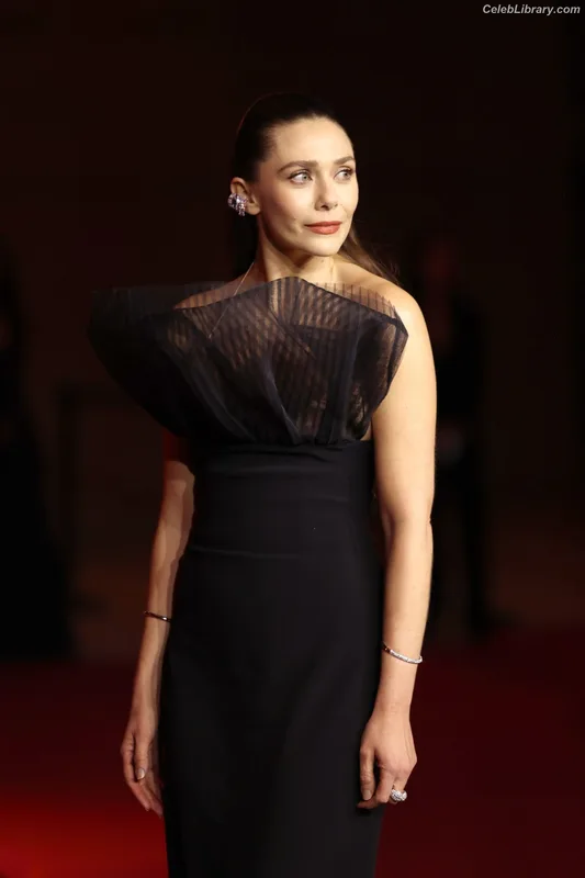 Elizabeth Olsen photo 4 of 2302