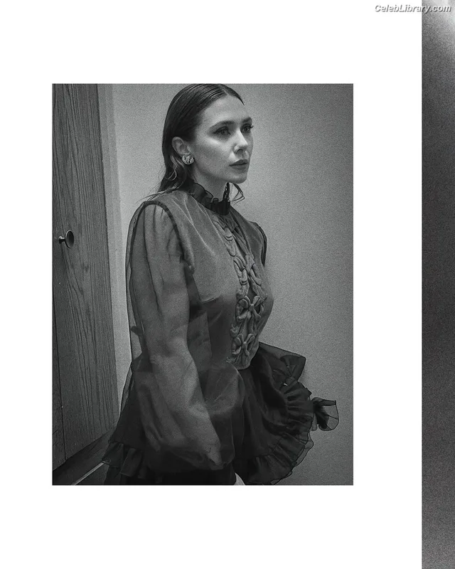 Elizabeth Olsen photo 16 of 2302