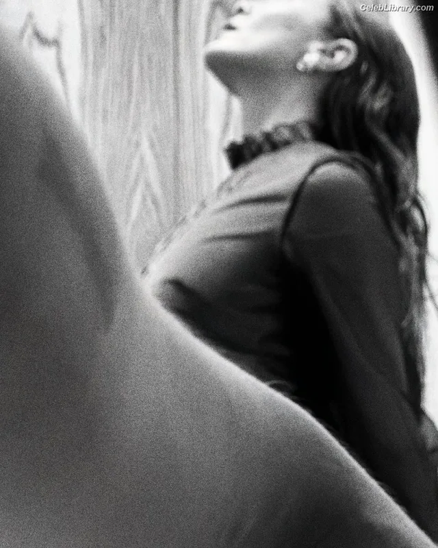 Elizabeth Olsen photo 18 of 2302